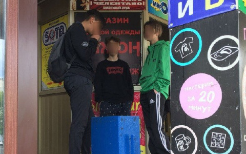 Сыктывкарка сняла, как подростки употребляли наркотики на крыльце ТЦ