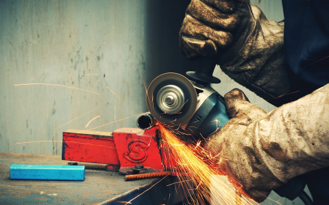 Житель Сыктывкара борется за красоту города с помощью болгарки