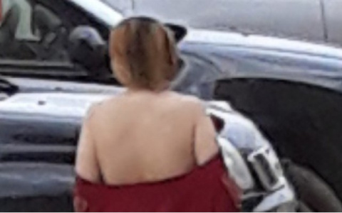 В Коми неадекватная девушка ходит по улицам и показывает людям грудь (видео)