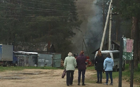 В Сыктывкаре возле здания школы произошел пожар (фото)