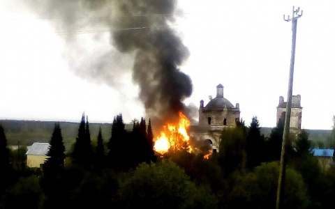 Под Сыктывкаром произошел мощный пожар у церкви (фото)