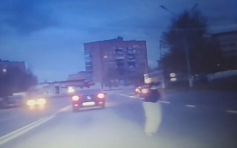 В Коми мужчина и женщина бесновались прямо на проезжей части (видео)