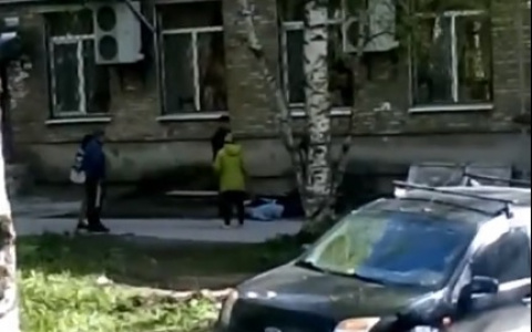 В Сыктывкаре из окна дома выпрыгнула пара (видео)