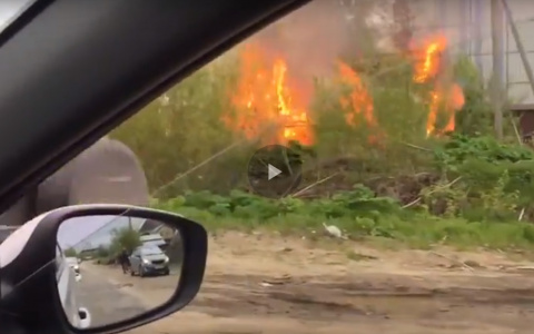 Очевидцы сняли на видео, как в Сыктывкаре полыхает дом