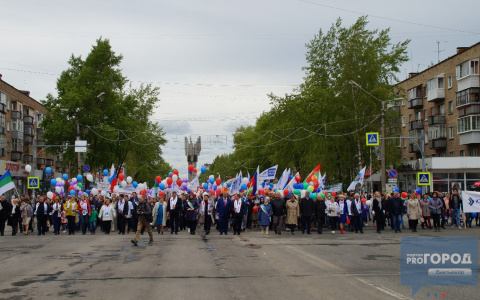 В честь Дня города тысячи сыктывкарцев строем промаршировали по Коммунистической (фото)