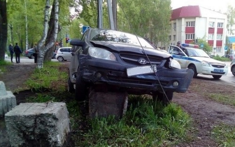 В Сыктывкаре иномарка оказалась насажена на бетонное ограждение (фото)