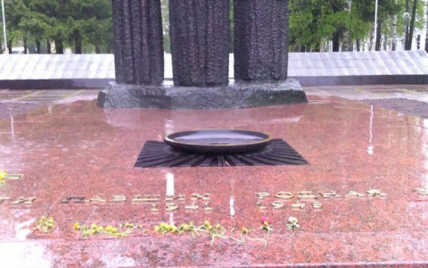 После сильного дождя в Сыктывкаре погас Вечный огонь (фото)