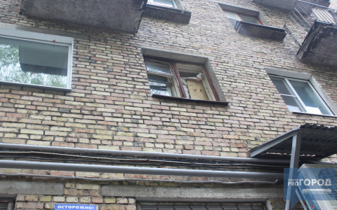 В Сыктывкаре пара выпала из окна: знакомые рассказали, кем был погибший