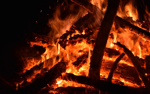 В Коми толпа подростков устроила пожар во дворе жилого дома (видео)