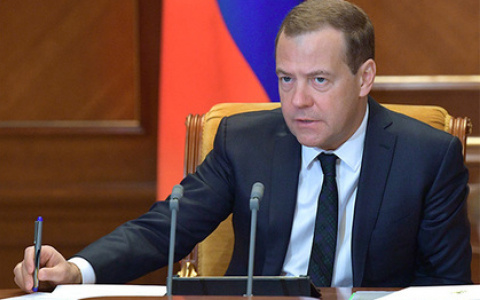 Медведев объявил о повышении пенсионного возраста