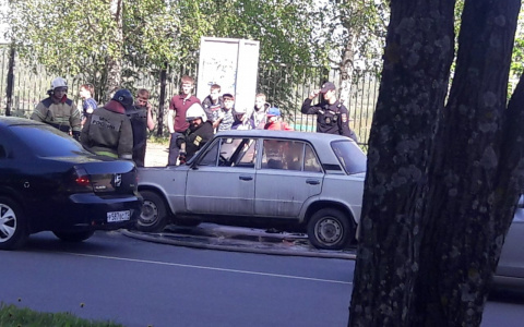 На дороге в Сыктывкаре вспыхнула «шестерка» (фото, видео)
