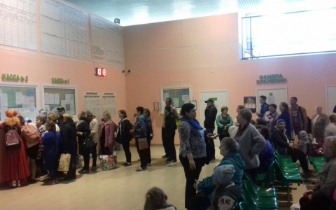 На автовокзале Сыктывкара выстроилась гигантская очередь за билетами (фото)