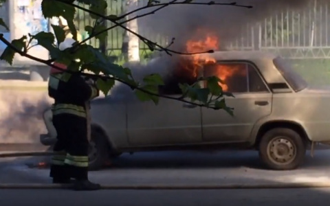 Появилось видео момента возгорания «шестерки» в Сыктывкаре