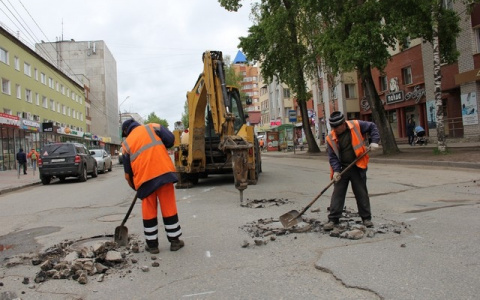В Сыктывкаре снимают асфальт с дорог, чтобы заменить на новый (фото)