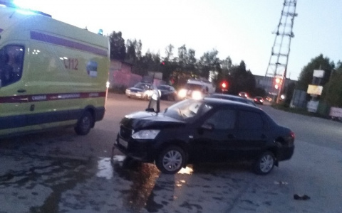 Очевидцы: в Сыктывкаре пьяная автоледи влетела в «Рено», потом в автомойку (фото)