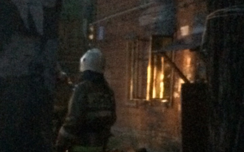 Появилось видео пожара на улице Невельской дивизии в Сыктывкаре