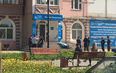 В Сыктывкаре из окна жилого дома выпал мужчина (фото)