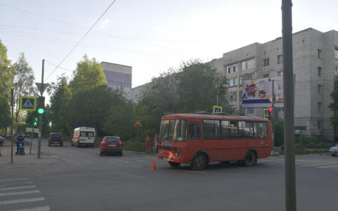 В Сыктывкаре столкнулись «Лада» и «ПАЗик», пострадала женщина (фото)
