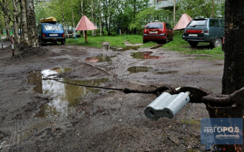 В Сыктывкаре жильцы дома сделали незаконную парковку и угрожают тем, кто занимает их место