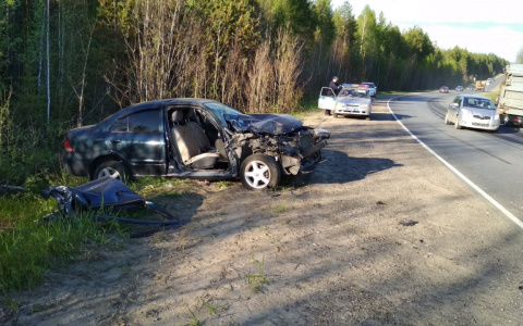 На трассе в Коми «Ниссан» залетел под «ГАЗ», в салоне был ребенок (фото)