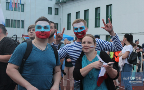 В Сыктывкаре на фан-зоне ЧМ-2018 сотни болельщиков неистово радовались забитым голам