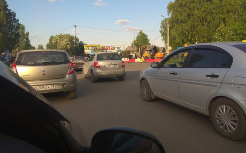 Из-за ремонта дороги целый микрорайон Сыктывкара встал в пробке (фото)