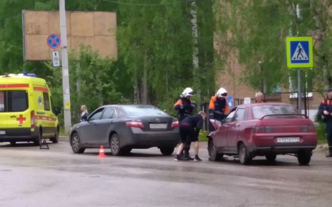 В Сыктывкаре у больничного городка столкнулись «Тойота» и «десятка»