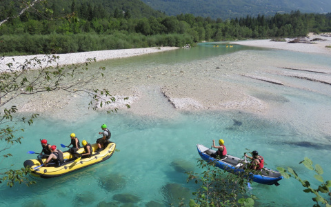 На горной реке в Коми опрокинулась лодка, в которой находилось пять человек
