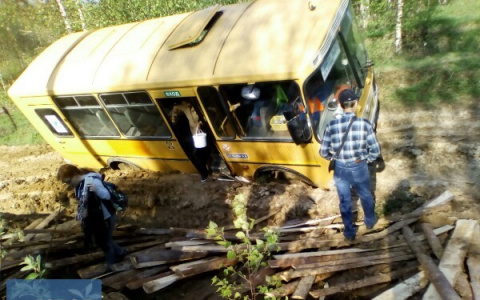 В Коми автобус со школьниками по фары увяз в грязи (фото, видео)