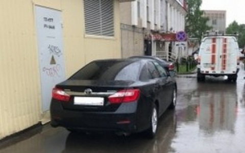 В Сыктывкаре на парковке у ТЦ сбили девушку (фото)