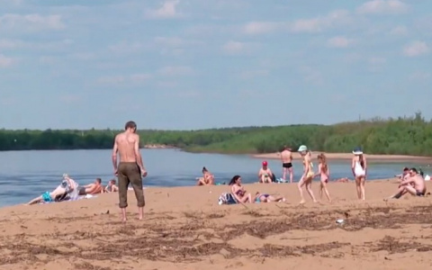 Сыктывкарцы игнорируют предостережения спасателей и толпами идут на пляж (видео)