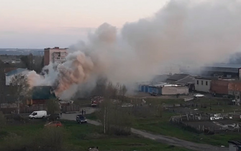 Город как в тумане: жители Коми сняли на видео крупный пожар