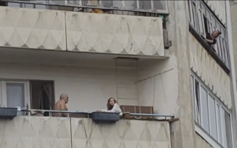 Появилось видео с места ЧП, куда сыктывкарцы вызвали спасателей из-за попытки суицида