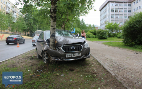Сыктывкарцу, который протаранил березу в центре города, стало плохо за рулем (фото)
