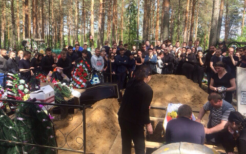 На похороны парня, которого убили на детской площадке в Сыктывкаре, приехала 1000 человек (фото)