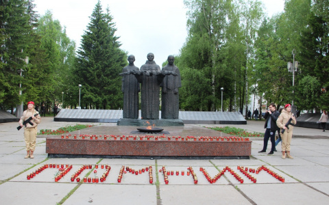 День памяти и скорби: у Вечного огня сыктывкарцы выложили свечами слово «ПОМНИМ»