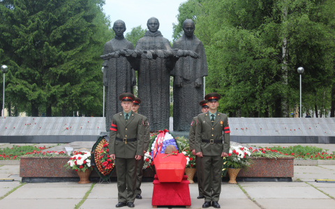 Возле Вечного огня в Сыктывкаре простились с героем войны (фото)
