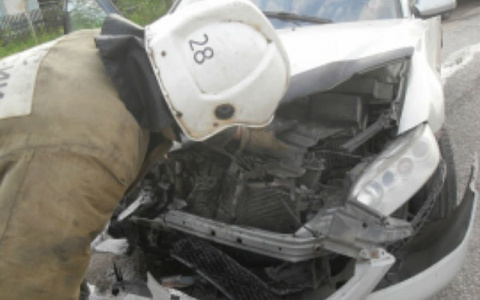 На трассе в Коми столкнулись «Мазда» и «Фольксваген», пострадали двое (фото)