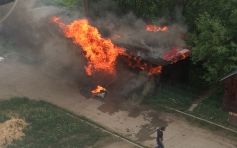 Очевидцы сняли на видео, как люди тушат ведрами пожар у сыктывкарского ТРЦ