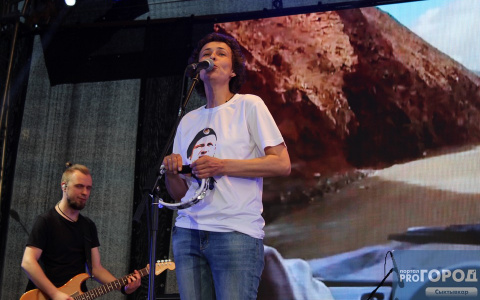 На фестивале «Живой воздух» под Сыктывкаром Чичерина выступала в футболке с ухтинцем на груди (фото)