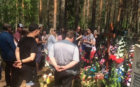 9 дней спустя: близкие скорбят по парню, убитому на детской площадке в Сыктывкаре (фото)