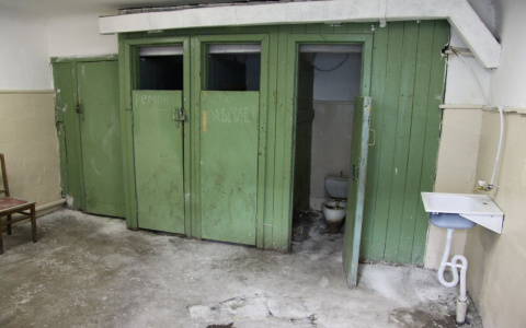 В Коми под суд пойдет трудовик, который подсматривал за девочками в туалете