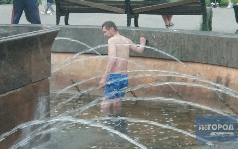 В центре Сыктывкара мужчина в трусах искал в фонтане деньги (видео)
