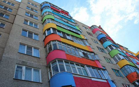 В Сыктывкаре малыш играл на подоконнике, пока его мать спала мертвым сном