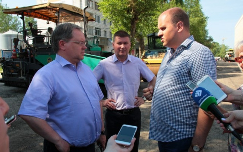 Мэр Сыктывкара Валерий Козлов проверил качество ремонта дорог в городе (фото)
