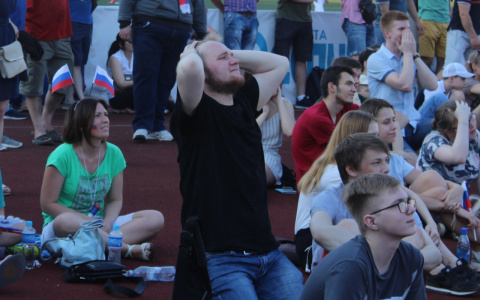 В Сыктывкаре на фан-зоне ЧМ-2018 по футболу от жары страдали не только люди, но и техника (фото)