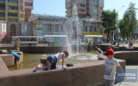 В Сыктывкаре дети открыли сезон купания в фонтанах (фото)