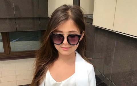 Пользователи Сети раскритиковали инста-блогершу из Коми за «взрослый» наряд ее дочки