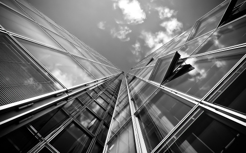 В Сыктывкаре молодая мать выпрыгнула с балкона