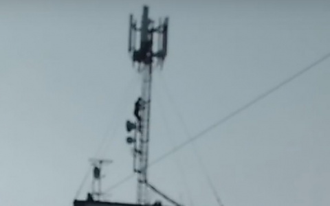 В Сыктывкаре два парня залезли на 10-метровую антенну восьмиэтажки (видео)